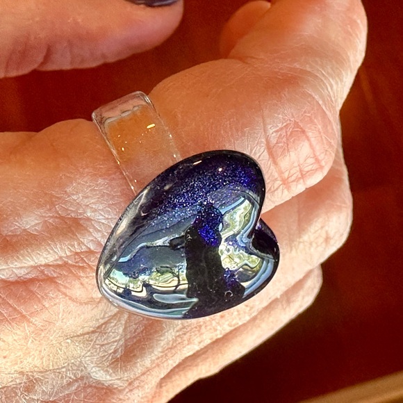 Glass Ring Large Blue Heart with clear glass band. Approx. size 7.75 EUC - Picture 7 of 9